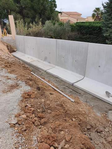 Pose de mur de soutènement préfabriqué à Mas llaro 